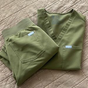 Figs Scrub Set in Martini Olive